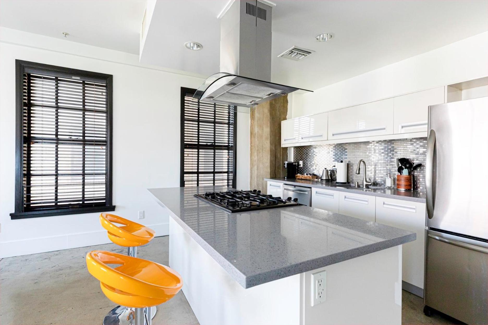 Stylish Loft 2 Queens & 2 Sofas * Los Angeles